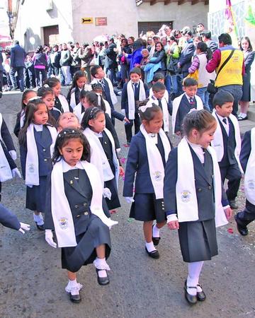Los niños desfilaron delante del edificio del colegio.