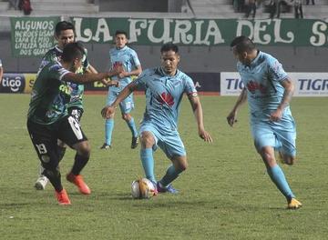 Leonel Justiniano (c) trata de pasar a su rival.