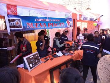 Jóvenes exponen emprendimientos