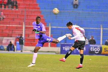 Augusto Andaveris y Luis Torrico chocan en busca del balón.