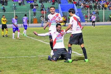 Nacional golea a Real  y va tras un premio