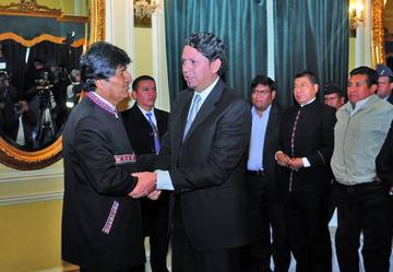 El presidente Evo Morales y el nuevo titular de Yacimietnos Petroliferos Fiscales Bolivianos.
