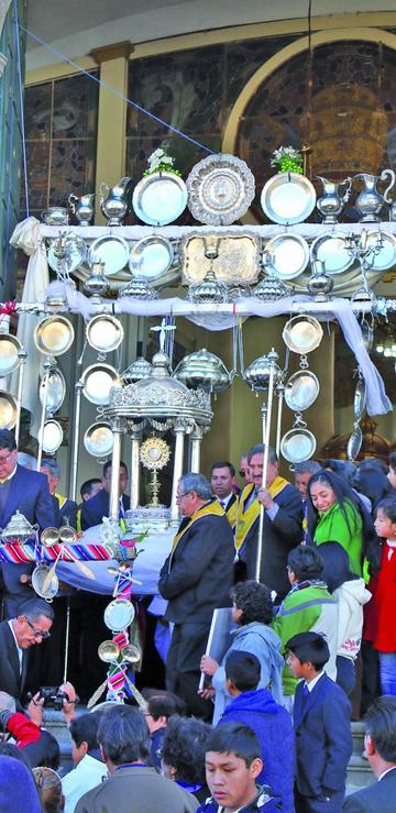 Resalta la platería en el acto.