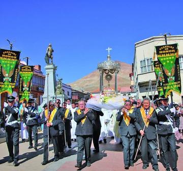 La procesión del Santísimo Sacramento pasó por la plaza Alonso de Ibáñez.