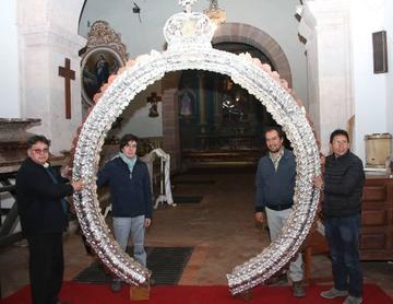 La familia presentó las placas.