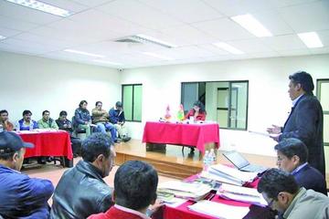 Una audiencia por incumplimiento de contrato.