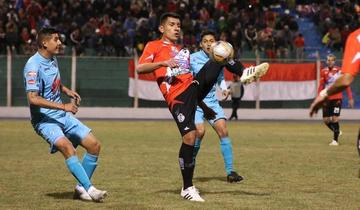 Edwin Alpire trata de pasar la marca de la zaga paceña.