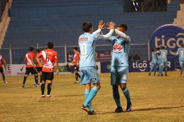 Leandro Maygua y Leonel Morales festejan uno de los goles.