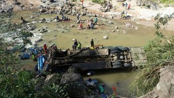 Bus cae en un río y deja cinco muertos
