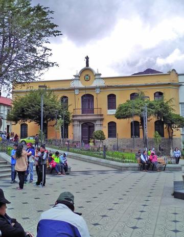 La fachada del edificio en la plaza 10 de Noviembre.