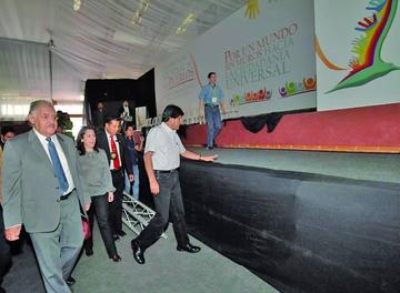Ayer el presidente Evo Morales inspeccionó los ambientes donde será la Conferencia de los Pueblos.