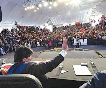 El presidente Evo Morales saluda a los representantes de los 41 países.