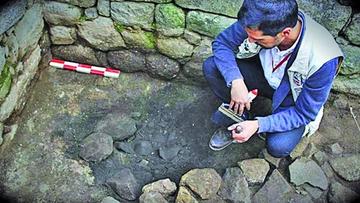 Hallan en  Machu Picchu  vasija inca y un piso de piedra