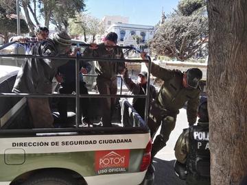 Los presuntos autores cuando son trasladados a Puna.