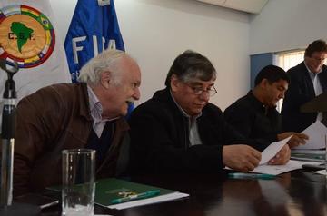 El presidente de la FBF durante la conferencia de prensa.