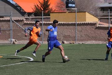 El jugador Vladimir Castellón controla el balón.