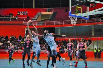 Juan Valdivia y Adegoke Abiodum buscan rescatar el balón.