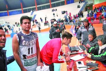 Axel Veizaga cuandoque el club tarijeño observa su actuación.