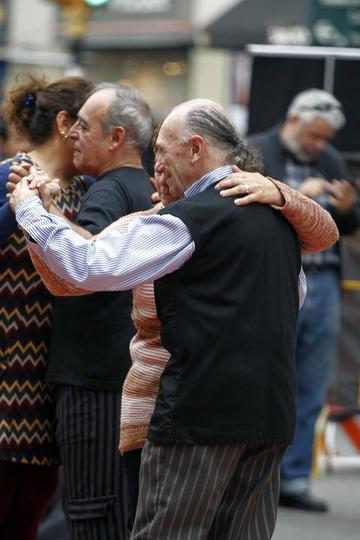 Cientos le bailan a Gardel a los 82 años de su muerte