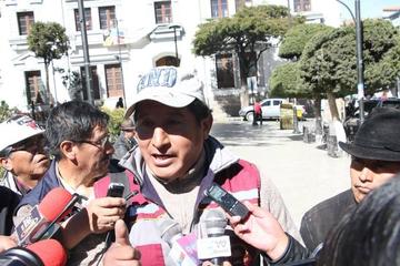Comunarios ofrecen 5 ojos de agua a Potosí