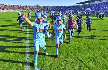 Los jugadores de la academia paceña festejan la obtención de una nueva estrella.