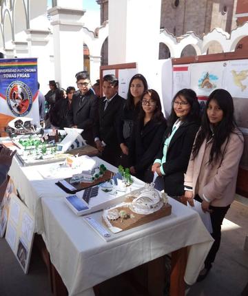 Estudiantes de Arquitectura exhiben las maquetas.