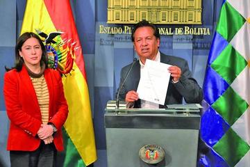 El ministro de la Presidencia René Martinez, en conferencia de prensa.