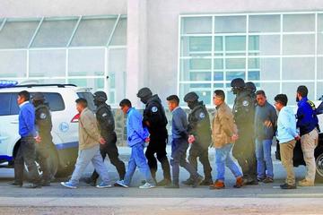 Los bolivianos en momentos en que eran trasladados por uniformados chilenos.