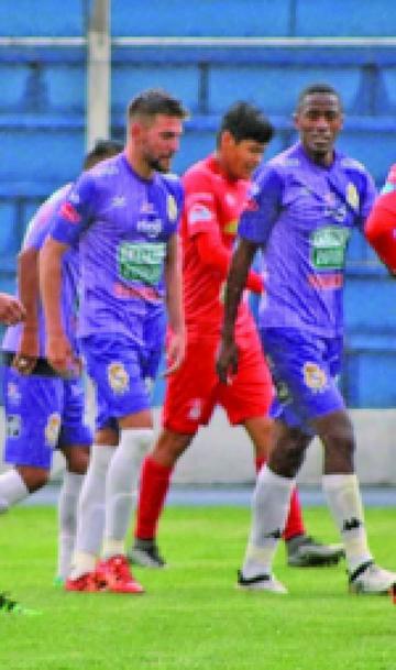 El portero Eder Jordán, de Real, ataja la pelota a su rival.
