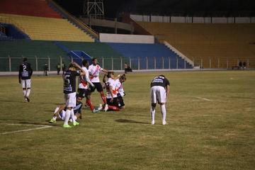 El delantero Cristian Alessandrini celebra su gol con sus compañeros.