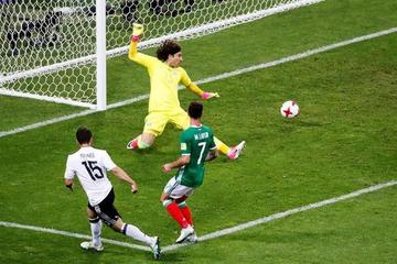 Amin Younes (i) de Alemania anota el 4-1 contra México.