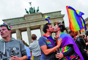 Varias personas celebran la aprobación de la legalización ante la Puerta de Brandemburgo en Berlín.