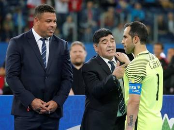 Ronaldo y Diego Maradona junto al portero Claudio Bravo.