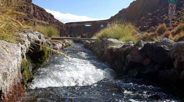 La vertiente nace en territorio boliviano y cruza la frontera hasta desembocar en otro fluvial, el Inacaliri.