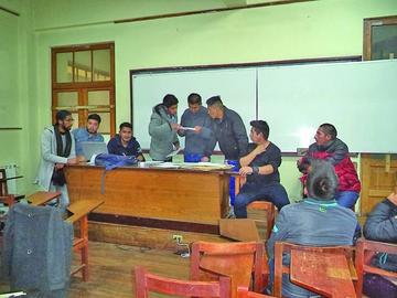 Los miembros del Comité Electoral revisan la documentación de los postulantes.