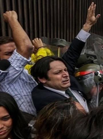 Oposición convoca a referendo pese a ataque violento chavista