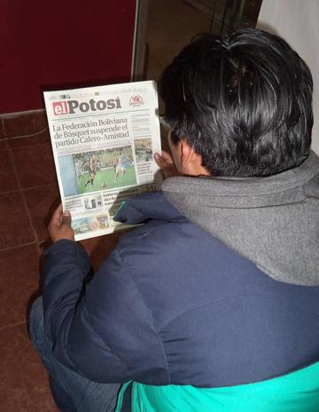 La población lo lee con detenimiento