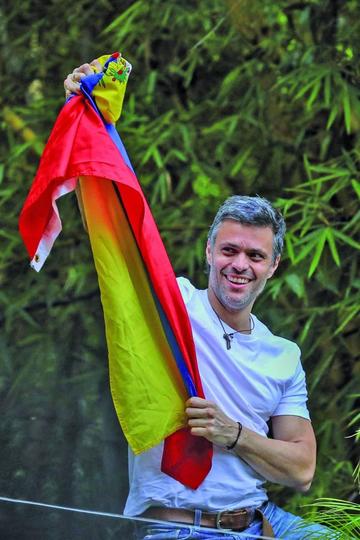 Leopoldo López sale de prisión y llama a seguir con la protesta  