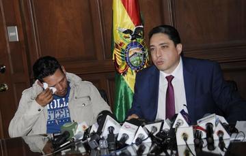 Reynaldo Ramírez y el ministro de Justicia, Héctor Arce, en conferencia de prensa.