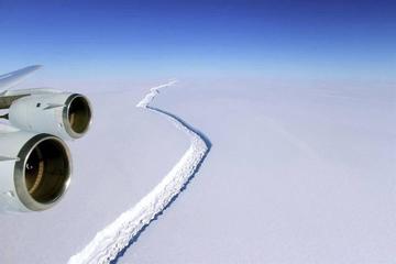 Un enorme iceberg se desprende de la Antártida y flota a la deriva