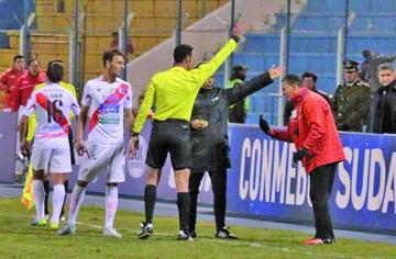 El árbitro expulsa al DT Carlos Leeb.