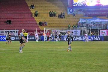 La visita festeja el gol del triunfo.