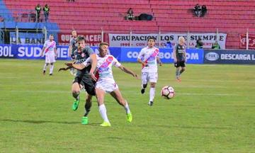 Mariano Pavone y Miguel Hoyos pugnan por el balón