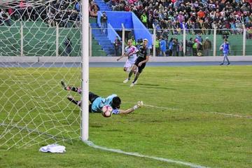 El remate de Cristian Alessandrini se estrella en el poste del meta Andújar.