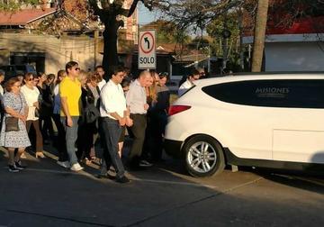 El cuerpo de Ana Lorena Tórres fue llevado hasta el cementerio cruceño.