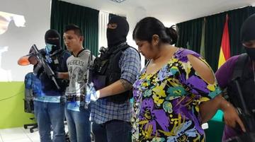 Erick Edwin Landivar Dorado y Sandra Guzmán Vaca, cuando fueron aprehendidos el jueves 13 de julio.