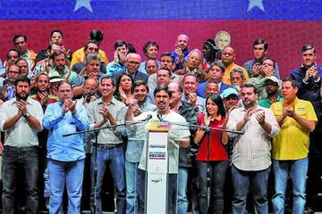 El primer vicepresidente del Parlamento Freddy Guevara (c) anunció las determinaciones.