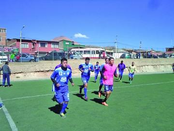 Los futbolistas trotan alrededor de la cancha.