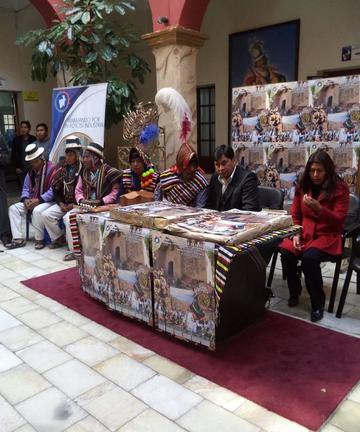 Autoridades y pobladores en el acto.