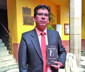 Presentan libro de poemas y sonetos